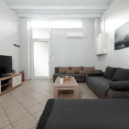 Spacious Apartment-600M From The Subway Афины Экстерьер фото