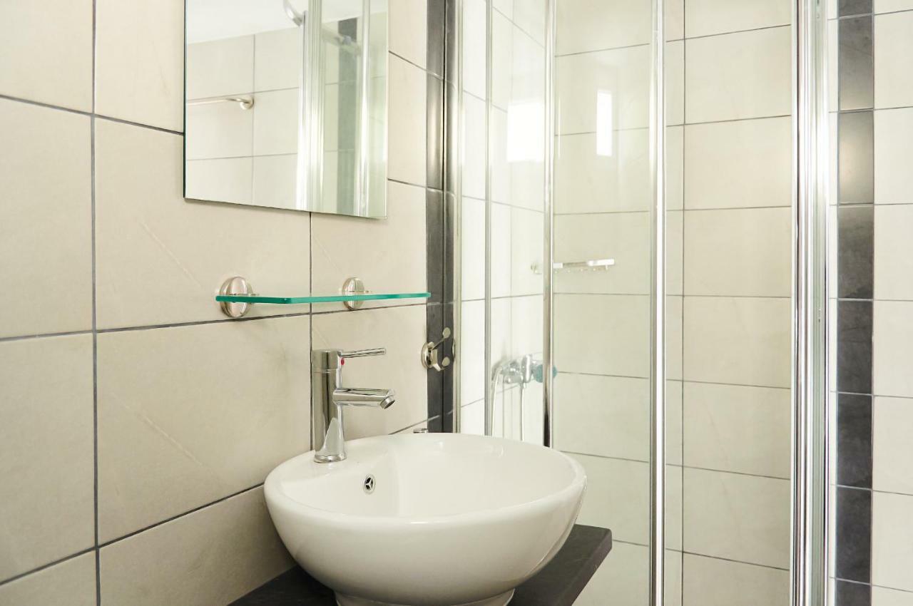 Spacious Apartment-600M From The Subway Афины Экстерьер фото