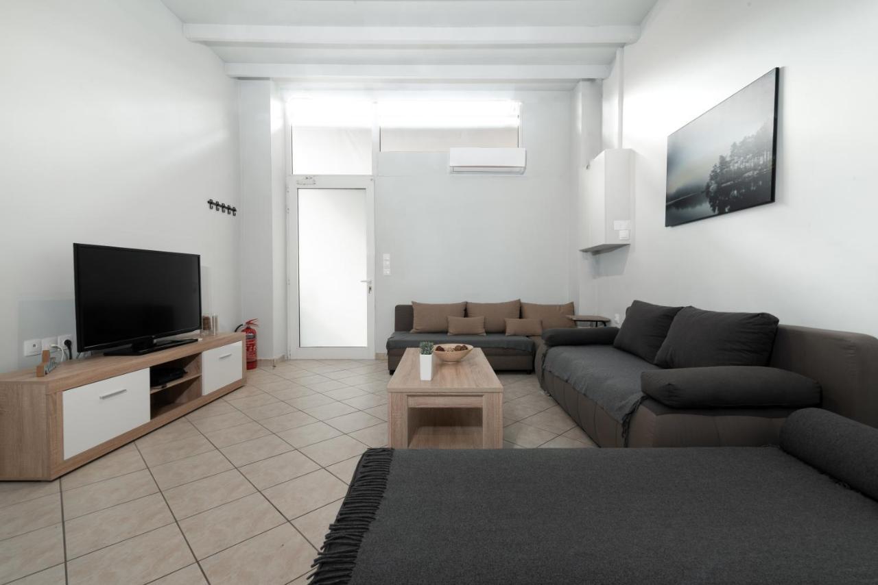 Spacious Apartment-600M From The Subway Афины Экстерьер фото