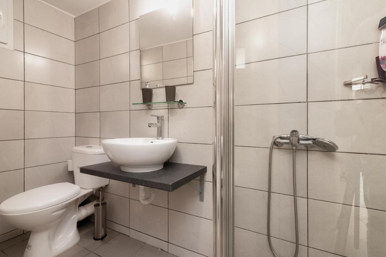 Spacious Apartment-600M From The Subway Афины Экстерьер фото