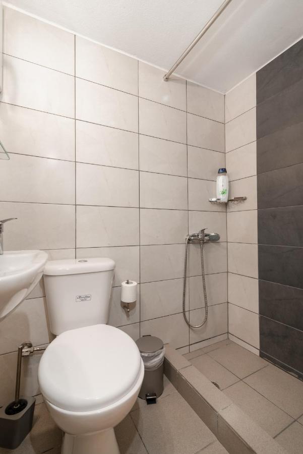 Spacious Apartment-600M From The Subway Афины Экстерьер фото